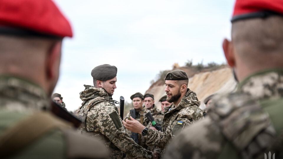 Антидроновий плащ, детектор БПЛА і «Кропива»: як забезпечують піхотинців у 141 ОМБр  