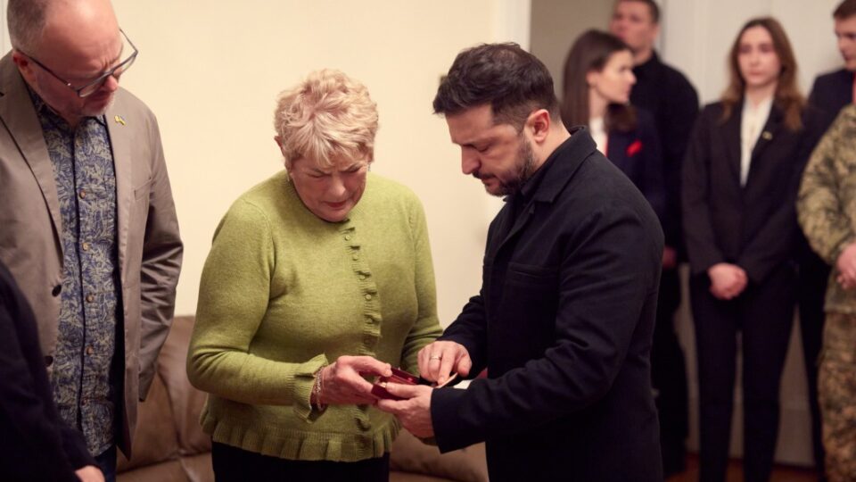 Президент передав нагороди рідним загиблих ірландських військових, які обороняли Україну  