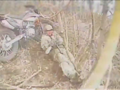 Приліг біля мотоцикла і загинув — російському штурмовику не залишили шансів  