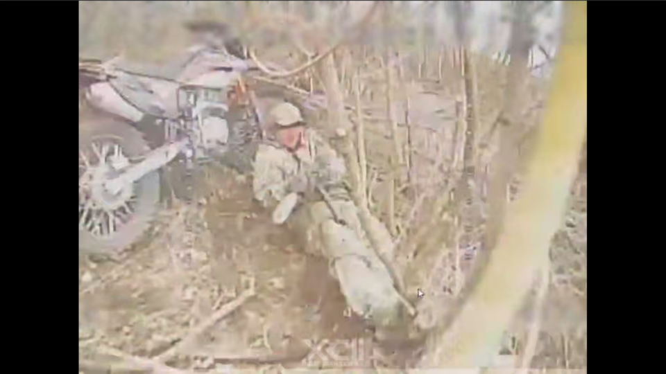 Приліг біля мотоцикла і загинув — російському штурмовику не залишили шансів  