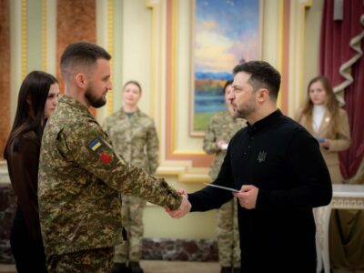 Президент вручив сертифікати на отримання квартир Героям України та рідним загиблих Героїв  