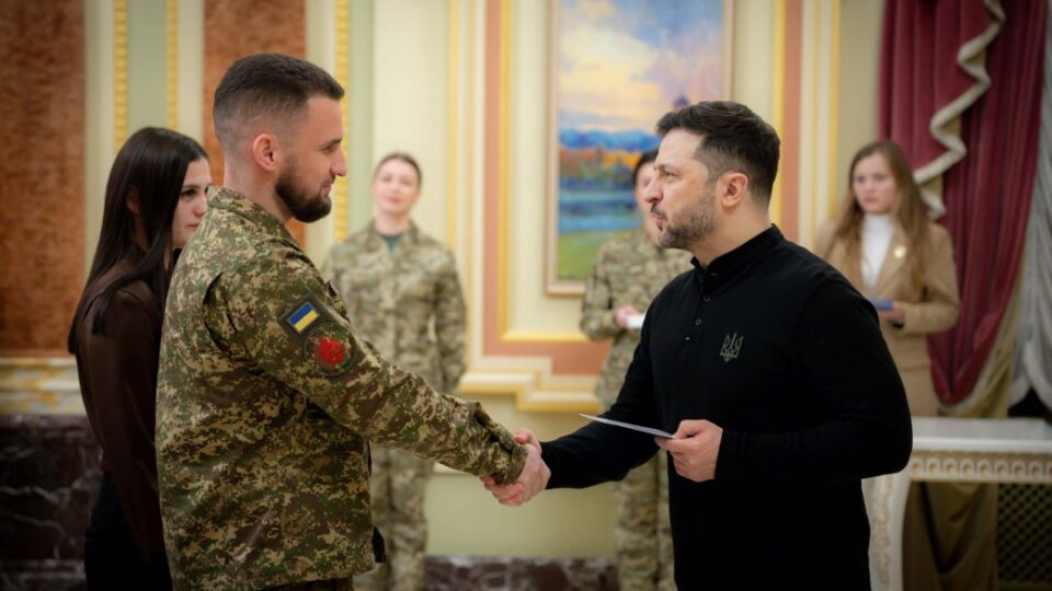 Президент вручив сертифікати на отримання квартир Героям України та рідним загиблих Героїв  