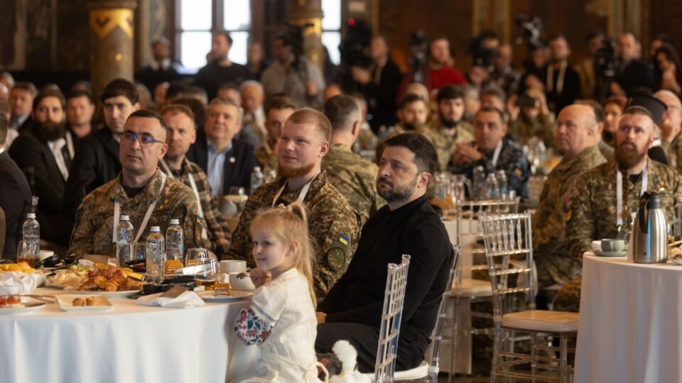«Разом захистимо своє право на життя, нашу Богом дану землю» — Президент взяв участь у молитовному сніданку з нагоди Дня ЗСУ  