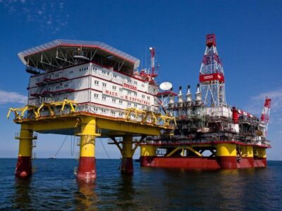 Вже втретє — безпілотники атакували чергову російську нафтовидобувну платформу на Каспії  