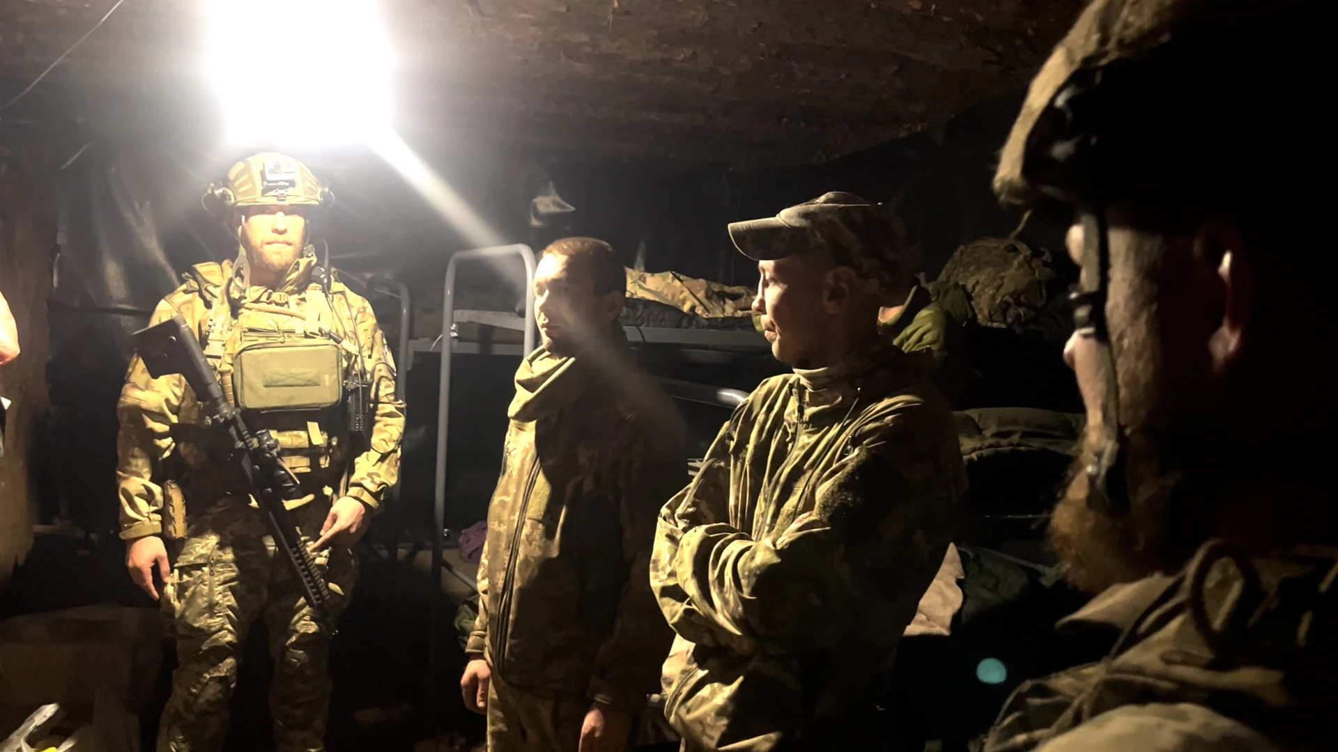 Богдан Шевчук із військовими бригади під час роботи на позиціях