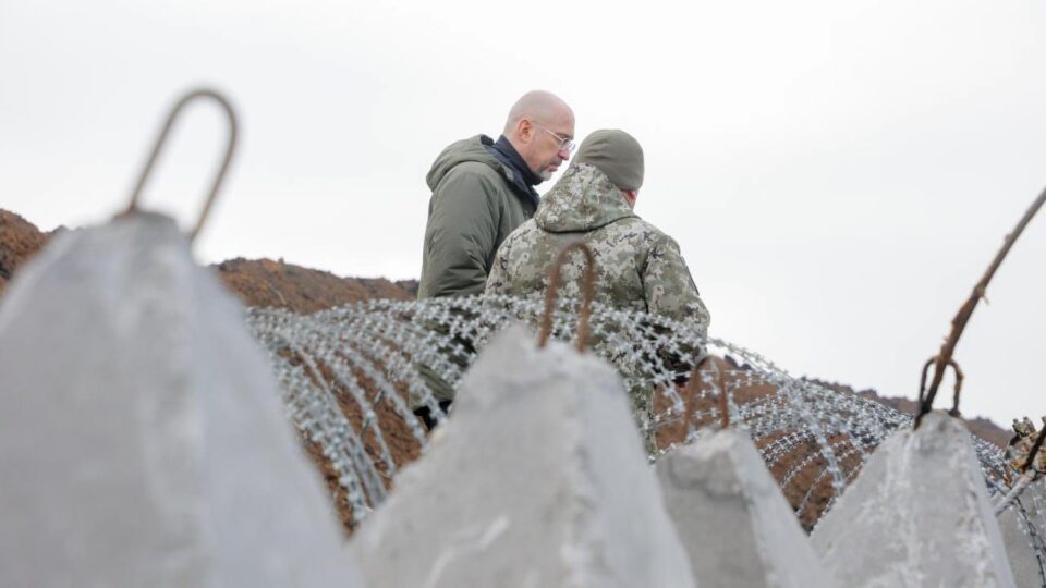 Робота з облаштування фортифікацій триває в усіх прифронтових регіонах — Денис Шмигаль  