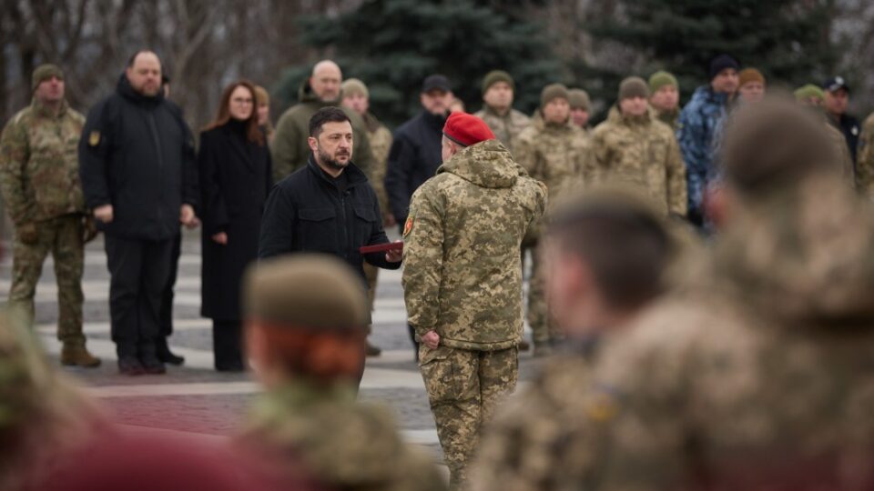 Володимир Зеленський привітав воїнів та вручив нагороди під час урочистостей з нагоди Дня ЗСУ  
