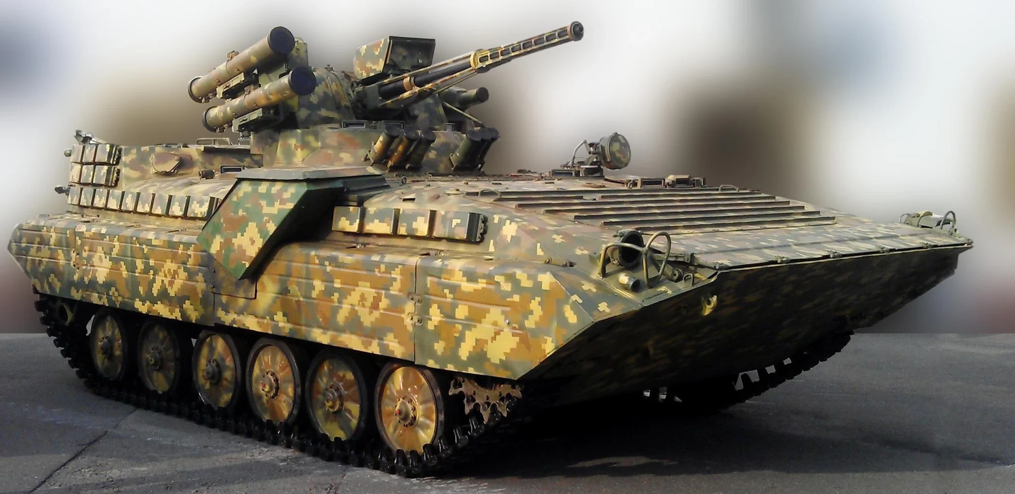 БМП-1УМ з модулем «Шквал-А». На правому боці встановлений дефлектор вихлопних газів. 2015 р. Фото: Wikimedia