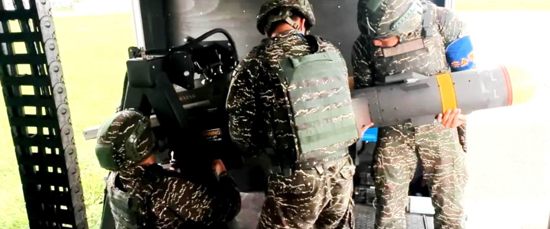 Тайванські військові заряджають ракету AGM-114L Longbow Hellfire на пускову установку. Скриншот з відео Military News Agency MND