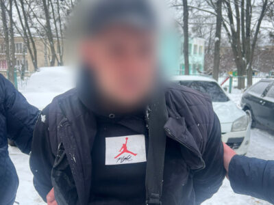 У Харкові затримали чоловіка, який вистрелив у військовослужбовця і спробував втекти  