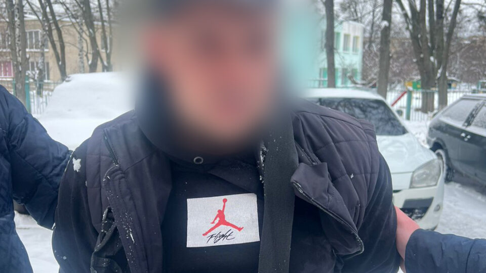 У Харкові затримали чоловіка, який вистрелив у військовослужбовця і спробував втекти  