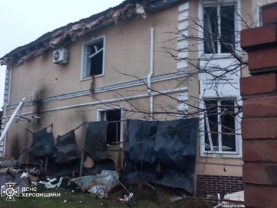 Ворог вдарив по Чорнобаївці з артилерії та РСЗВ, постраждали троє людей  