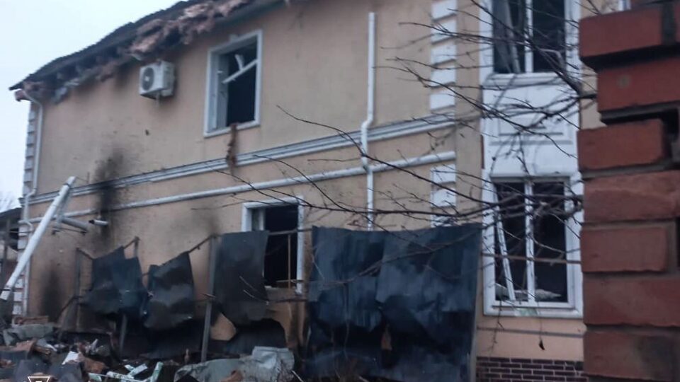 Ворог вдарив по Чорнобаївці з артилерії та РСЗВ, постраждали троє людей  