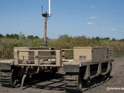 «Одним трьох»: наземний дрон «Терміт» на одному заряді евакуював з поля бою трьох поранених  