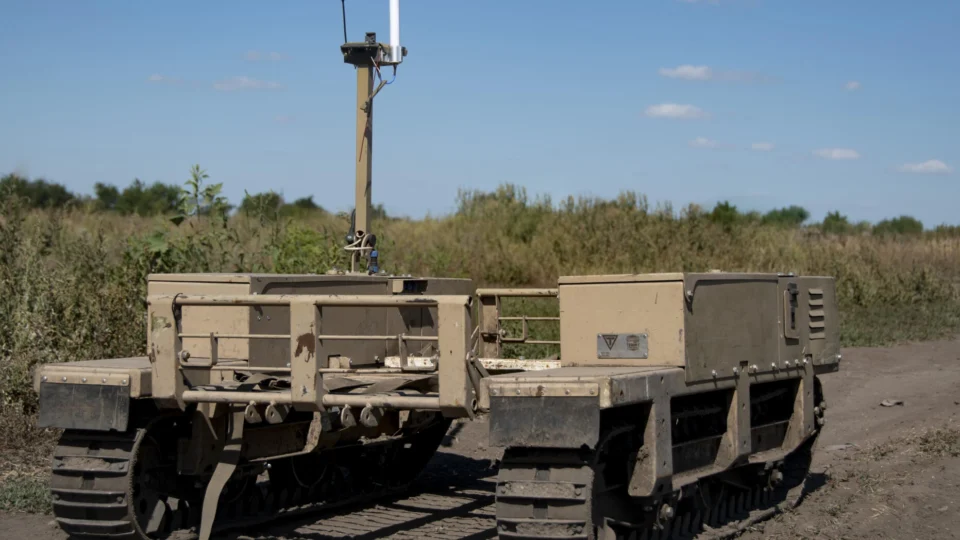 «Одним трьох»: наземний дрон «Терміт» на одному заряді евакуював з поля бою трьох поранених  