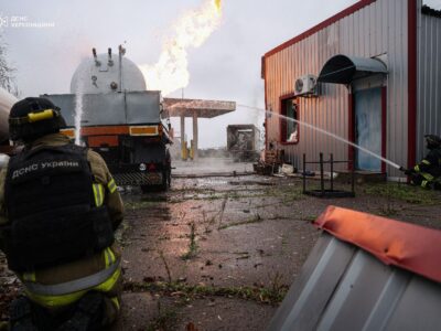 «Атакували вдруге»: росіяни вдарили FPV-дроном по рятувальниках під час гасіння пожежі на АЗС у Херсоні  