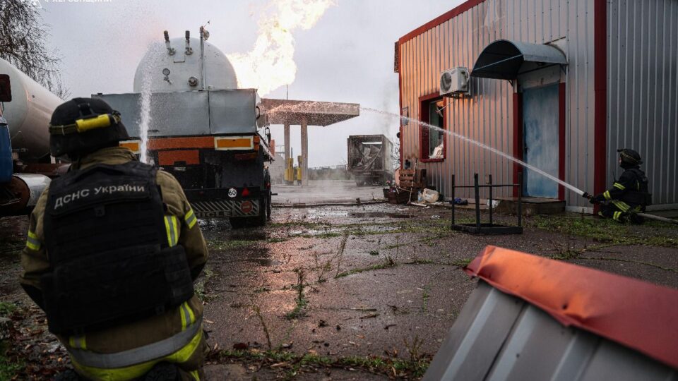 «Атакували вдруге»: росіяни вдарили FPV-дроном по рятувальниках під час гасіння пожежі на АЗС у Херсоні  