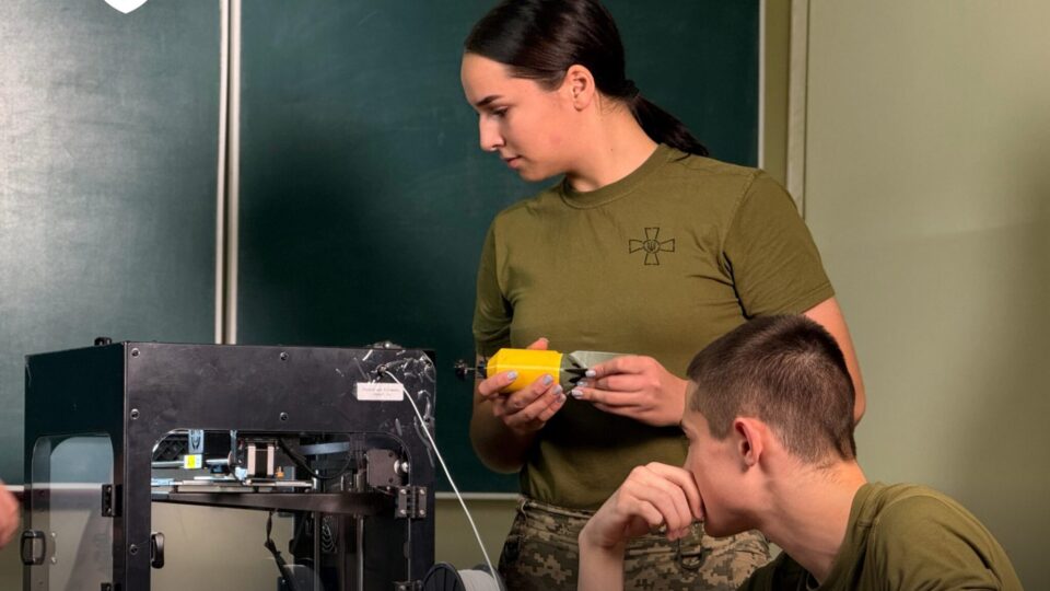 3D-принтери у військовій освіті: як курсанти навчаються виготовляти боєприпаси та деталі для БпЛА  