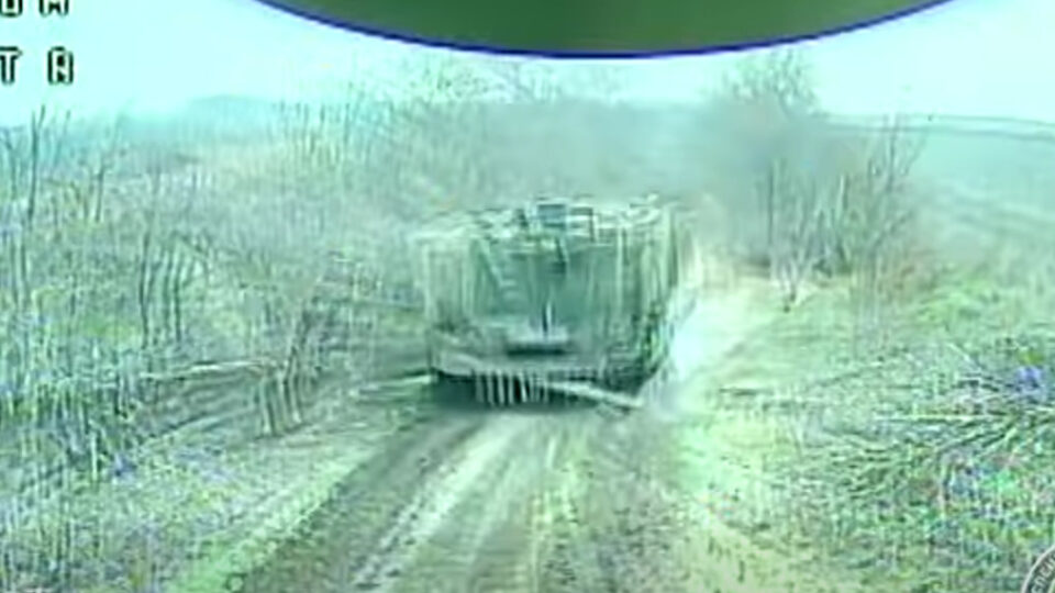 Українські FPV наздогнали «укріплений» танк: «Крила Омеги» знищили бронемашину  