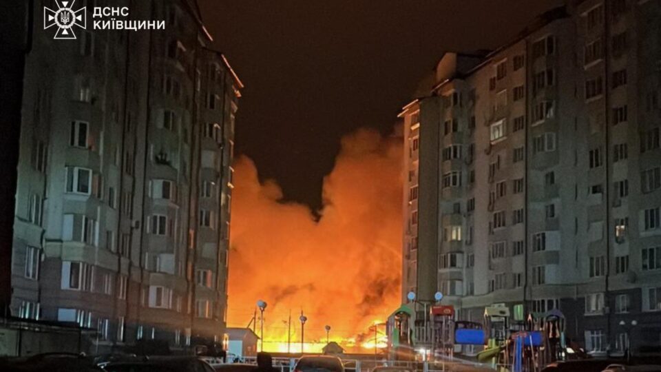 На Києвщині триває ліквідація наслідків масованого обстрілу  