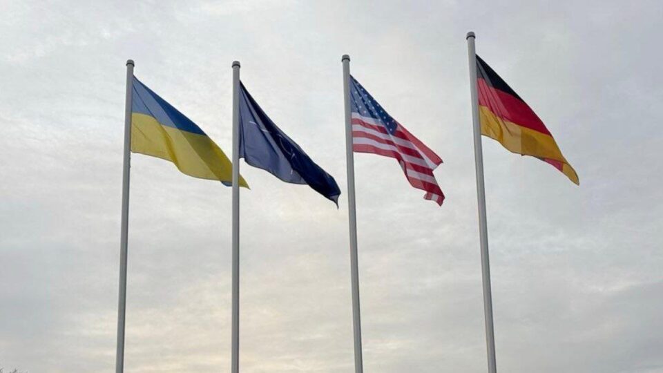 В Спецмісії НАТО з підтримки безпеки та підготовки для України підняли український прапор з нагоди Дня ЗСУ  