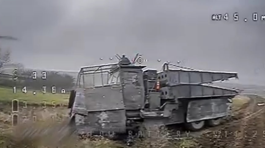 «Бронечудовисько» згоріло разом із панцирем: дронарі спалили російський мостоукладальник-химеру  