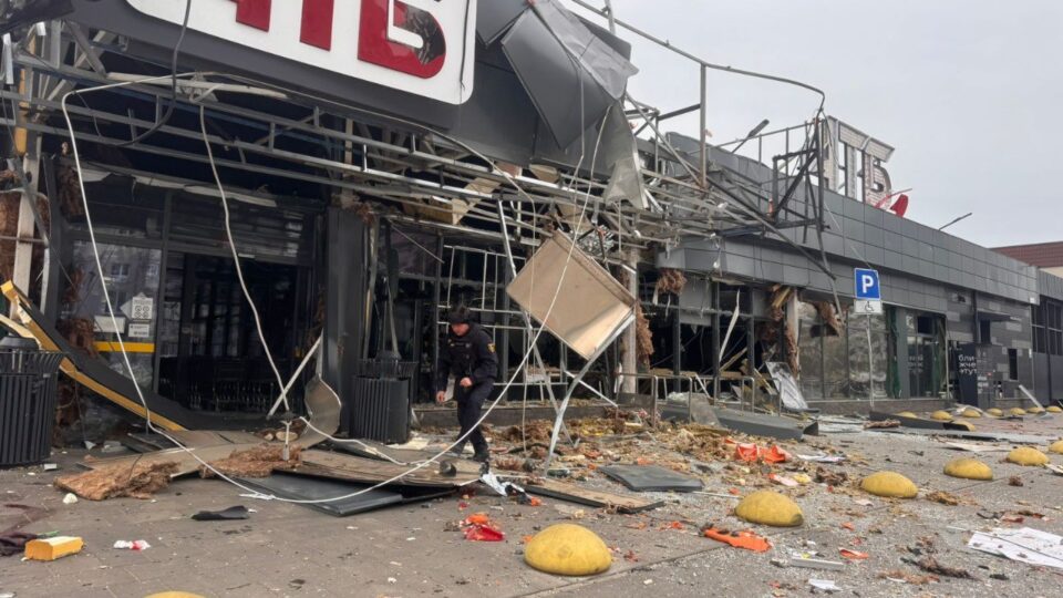 Унаслідок ворожого обстрілу Запоріжжя травмовано 10 людей, серед них дитина та рятувальники  