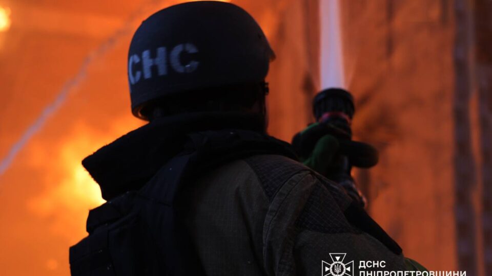 Ворог завдав повторного удару по Дніпропетровщині: поранено рятувальника та працівника підприємства  