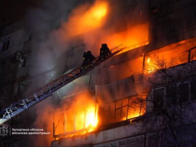Ворог завдав удару по багатоповерхівці в Запоріжжі: дві людини постраждали  