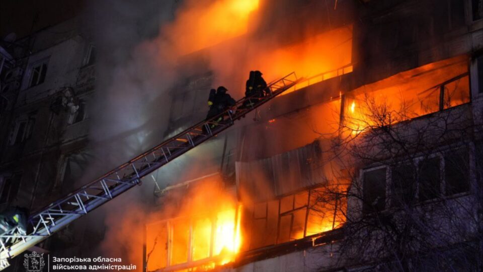 Ворог завдав удару по багатоповерхівці в Запоріжжі: дві людини постраждали  