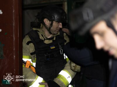 Ворожий FPV ударив по рятувальниках у Дружківці, коли вони їхали гасити пожежу  