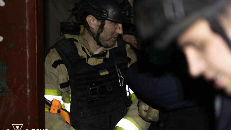 Ворожий FPV ударив по рятувальниках у Дружківці, коли вони їхали гасити пожежу  