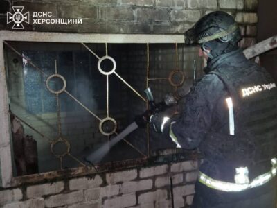 Ворог завдав удару по Херсону: є влучання у житлові будинки, постраждала одна людина  