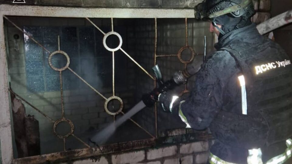 Ворог завдав удару по Херсону: є влучання у житлові будинки, постраждала одна людина  