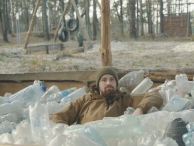 Пливуть у «басейні» з пляшками «Прозорої»: як новобранці долають психосмугу  