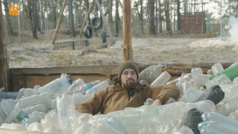 Пливуть у «басейні» з пляшками «Прозорої»: як новобранці долають психосмугу  