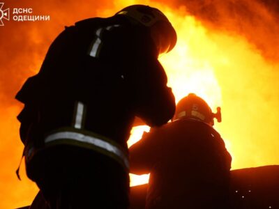 Російські БПЛА атакували Одещину: виникли пожежі, пошкоджено адмінбудівлю  