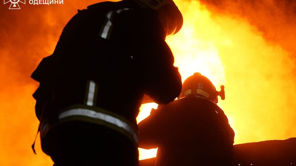 Російські БПЛА атакували Одещину: виникли пожежі, пошкоджено адмінбудівлю  