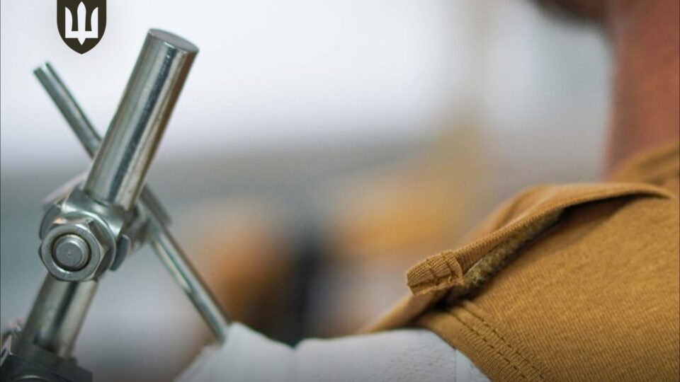 Комфорт під час лікування: у 2025 році МОУ надало пораненим 600 тисяч одиниць адаптивного одягу  