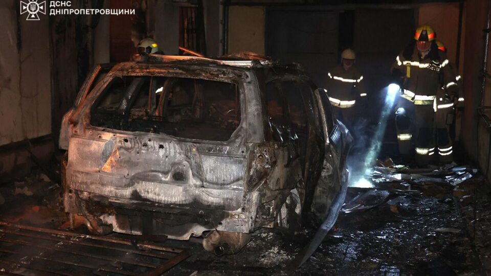 Ворожі БПЛА атакували Дніпровщину: двоє поранених, виникли пожежі  