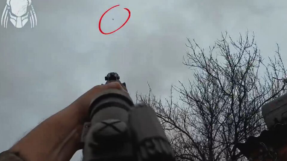 «Місцеві на лавці, а над головами пролітає FPV»: оборонці у Костянтинівці збивають БПЛА рф  