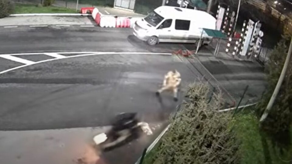 Чоловік на мотоциклі намагався прорватися через пункт пропуску до Румунії  
