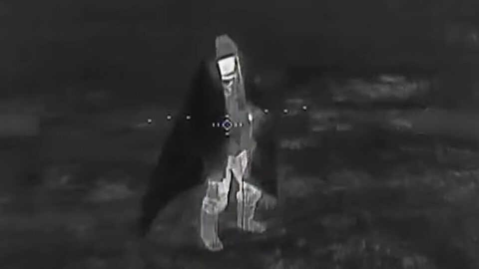 Вовчанські перегони: окупанти бігають в антитепловізійних пончо, але їх зустрічають наші дрони  