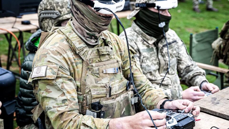 У Великій Британії українські військові поділились із партнерами досвідом застосування FPV-дронів  
