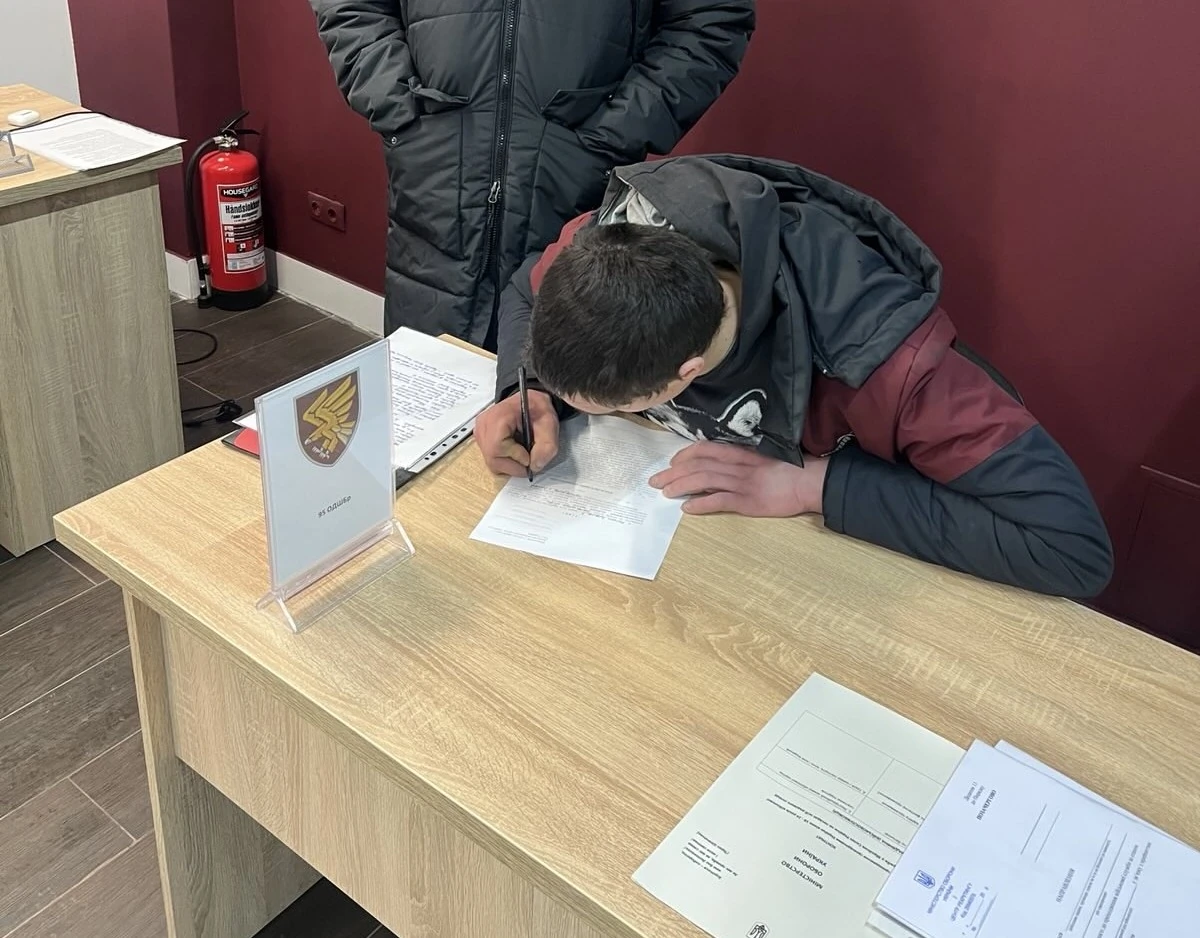 Новобранець підписує контракт