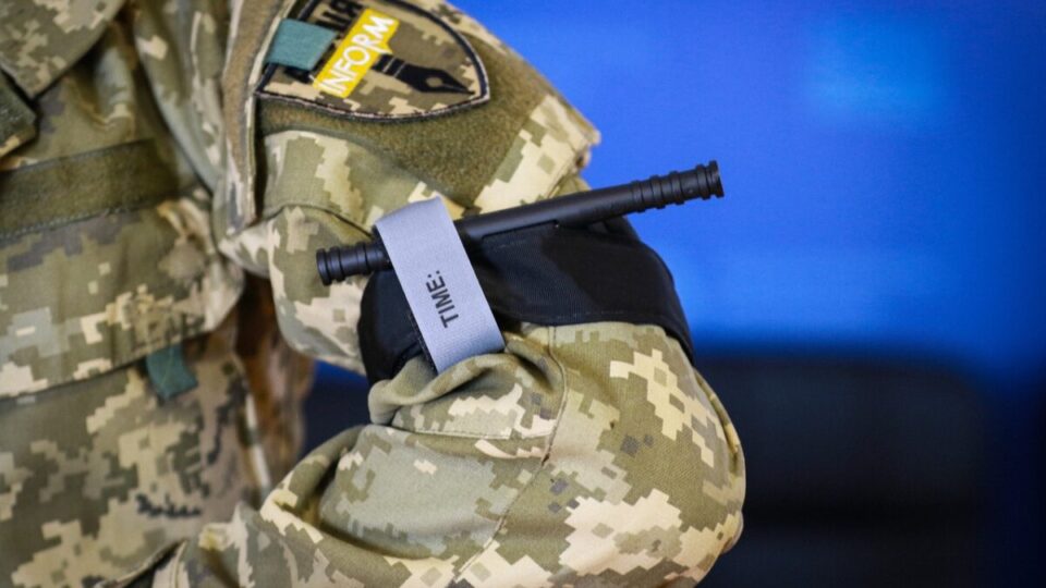 Критична кровотеча вбиває за хвилини: штаб-сержант пояснив, коли і як правильно накладати турнікет  