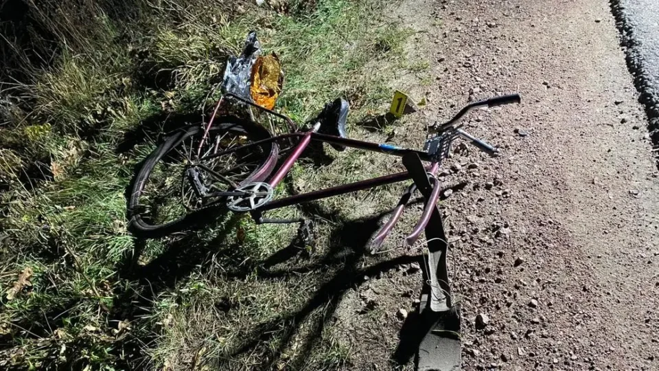 На Сумщині ворожі пілоти полюють за велосипедистами-пенсіонерами  