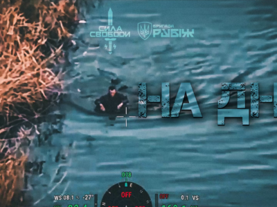 Даремно намагався упливти від дронів: уражено окупанта-«моржа»  