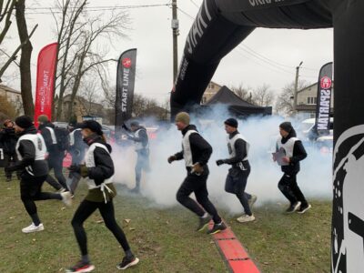 Ветерани KRAKEN здолали 5 кілометрів і 20 перешкод, щоб зібрати гроші пораненому побратиму  