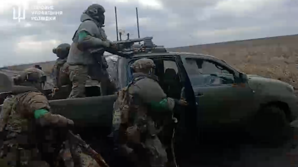 «Пробивай двері. Залітаємо» — спецпідрозділи ГУР здійснили штурм будівлі й зачистили окопи  